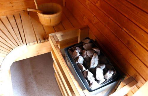 Luxury Pamper Home Hot Tub & Sauna Ladies Retreat - Photo 11