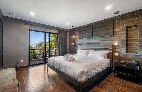 Luxury 3BR Hillside Retreat wAC Panoramic View - Photo 19