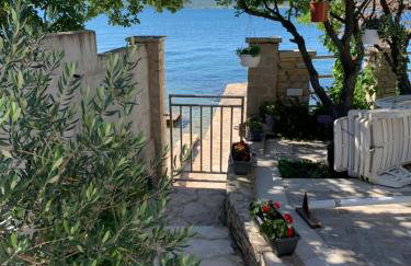 Beachfront Apartment Live - Photo 5