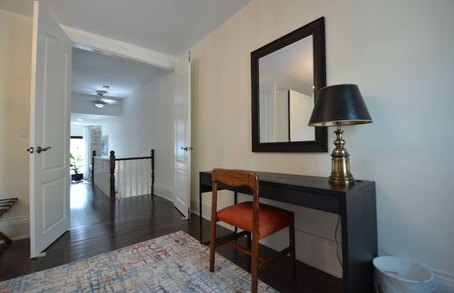 Beautiful 4BR Downtown House, Sleeps 10 - Photo 25