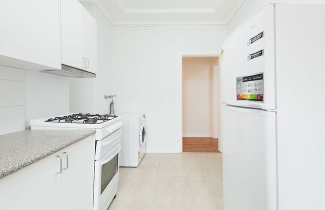 Newly Renovated Apt Close to CBD Unit 2 - Photo 5