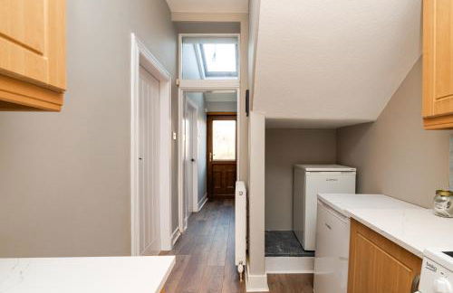 2 Bedroom Flat - Free Parking - by Holiday Homes - Foto 26