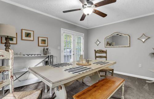 Pet Friendly Group Getaway with Grill and Deck - Foto 16