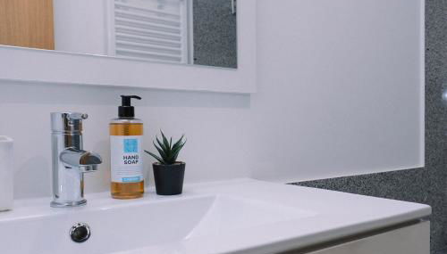 Piscina y garaje cerca del centro by CABANA Rentals - Foto 5