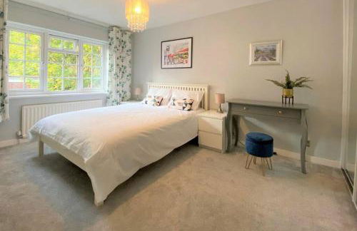 Redhill Town Centre 3 bed House near Gatwick Airport, easy commute to London - Foto 7
