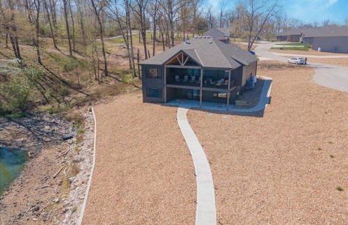 Accessible Lakeside Luxury at the 45mm w/ Private Dock, Sunset Views & More - Foto 1