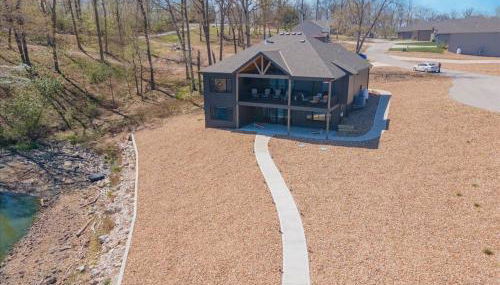 Accessible Lakeside Luxury at the 45mm w/ Private Dock, Sunset Views & More - Foto 1