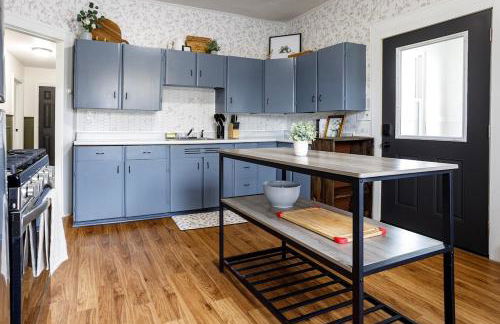 King Size Bed, Near Hwy, Work Desk, Close Parking - Foto 6