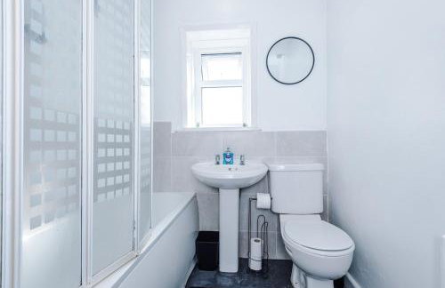 Charming 2 Bed House, Sleeps 6, Free parking, Contractors welcome - Foto 23