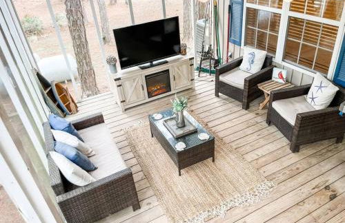 Pet Friendly Tranquil Cottage with Fire-Pit & Hot Tub Minutes to BEACHES - Foto 26