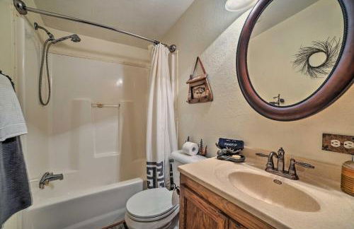 Cozy Hale Home Between Long and Loon Lakes! - Foto 26