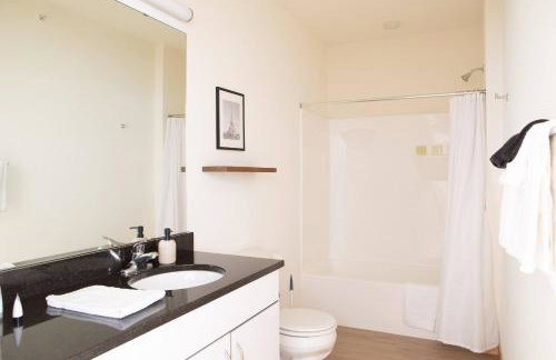 Walker's Point Studio with Gym and Balcony - Foto 12