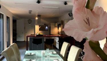 Design-Ferienhaus mit Garten, Kino & 5 Schlafzimmern - Foto 4