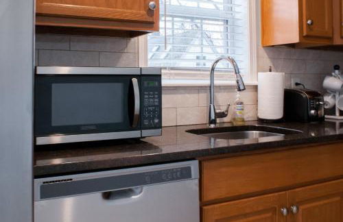 Cozy condo with yard and patio. Long-stay discount available - Foto 23