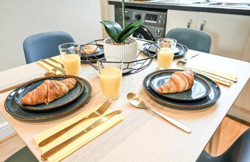 Modern 2BR Apartment for Contractors, Balcony & Fast Wi-Fi, W6 - Foto 33