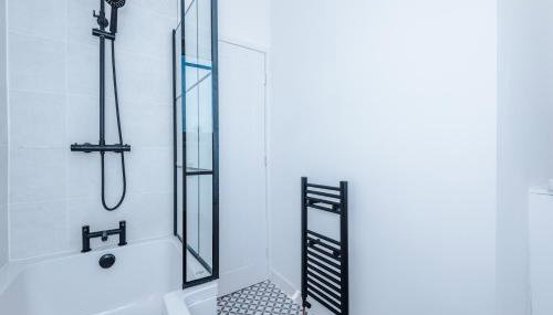 Spacious 2-Bedroom House near Wakefield Centre and Train Station with Free Parking, Ideal for Contractors & Long Stays - NordStay - Foto 5, towels