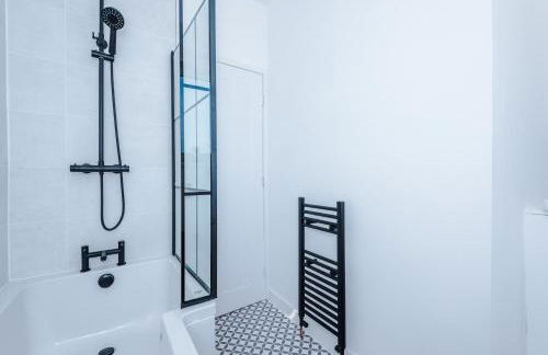 Spacious 2-Bedroom House near Wakefield Centre and Train Station with Free Parking, Ideal for Contractors & Long Stays - NordStay - Foto 5