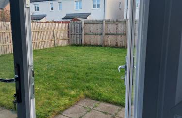 Beautiful 4-Bedroom House with Private Garden & Parking - Foto 25