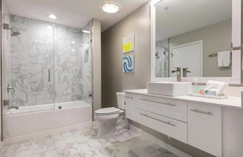 Modern 3 bedroom condo in downtown w free parking - Foto 29