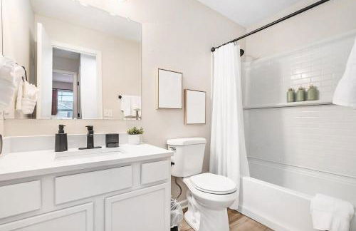 Elegant Escape-Fenced Yard BBQ & Cozy Fire Pit - Foto 24