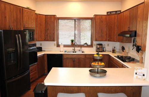 Kathys Cabin, King Bed, Hot Tub, Near-NAU & Downtown attractions, Perfect Year-Round Mountain Getaway - Photo 11