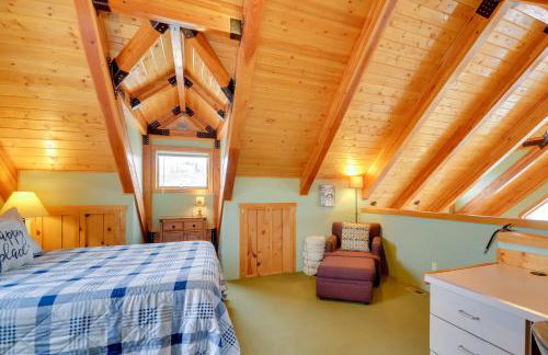 Off The Beaten Path Cabin with Mtn Views and Hot Tub - Foto 16