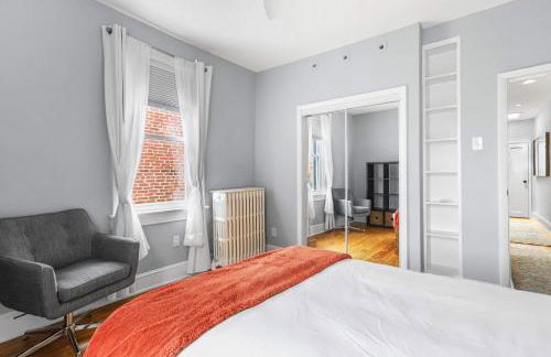 Sojourn Lovely Hill Family Home with Backyard near DC Icons - Foto 24