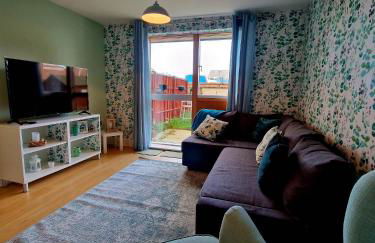 Beautiful Marina Apartment with private garden, flexible bedrooms with zip & link beds - Photo 19