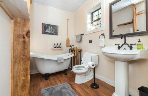 Cabin close to FL Caverns! Hot Tub, WI-FI, & Firepit - Foto 7