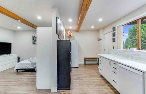 Adorable new studio with free parking and WiFi - Foto 12