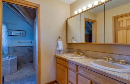 Sleeps 20 Secluded 7BDR Retreat on 71 Priv Acres Elkstone Lodge by AvantStay - Foto 30