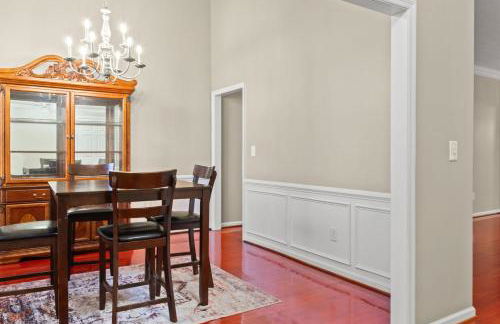 Private Fenced Yard • Sleeps 10 • Mins to Malls - Foto 10