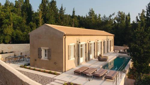 F Topia Villas - Photo 3, sunbed