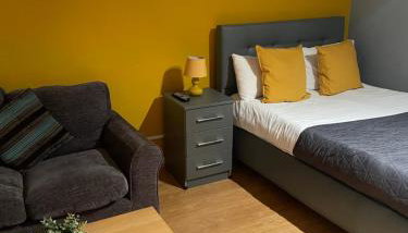 Spacious and Stylish 5 Bed Gem with Private Parking perfect for Large groups and Families - Foto 4