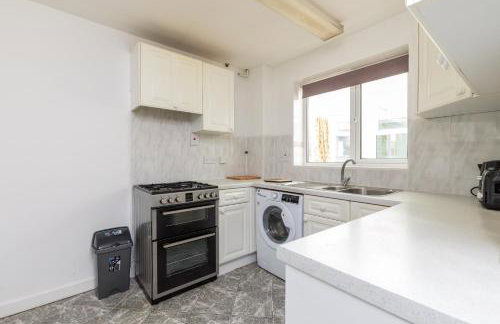 Findon House Spacious 3 bedroom, contractor, relocations friendly,10mins from GATWICK Airport, free parking, WIFI, garden, CRAWLEY - Photo 26