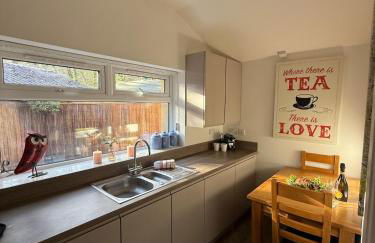 Romantic Luxury Cabin & Hot Tub near New Forest Dorset - Photo 32