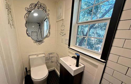 Whimsical Lakefront Tiny Home with Hand-Drawn Doodle Design Near Bastrop, Texas - Foto 9