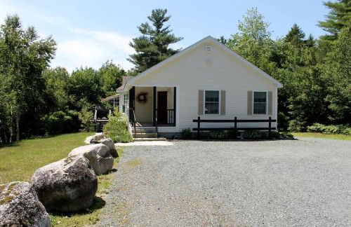 Spacious Ranch-Style Retreat with Private Deck, Nestled in Nature Near Acadia, Hancock Maine - Foto 30