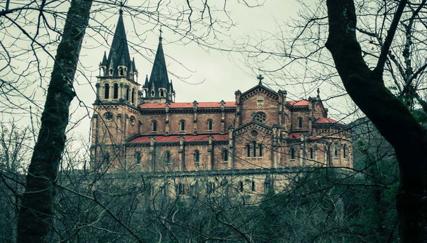 Vue panoramique sur la basilique de Covadonga