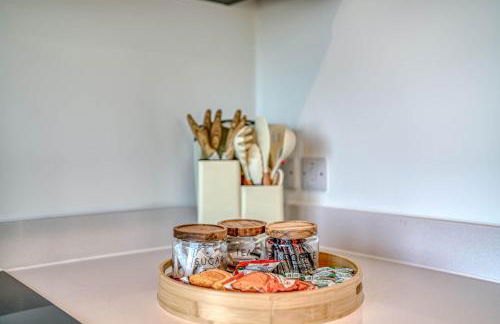 2-BR Near Salford Royal - City & Town Centre View - 1 Minute to Train & Tram Station - Sleeps 6 - Foto 75