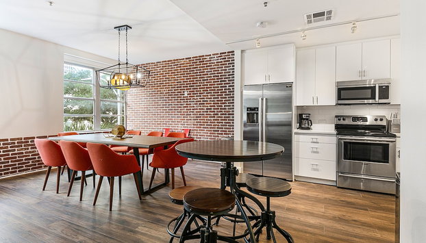 Gorgeous 4BR Condo Steps to FQ - Foto 5, Cocina privada