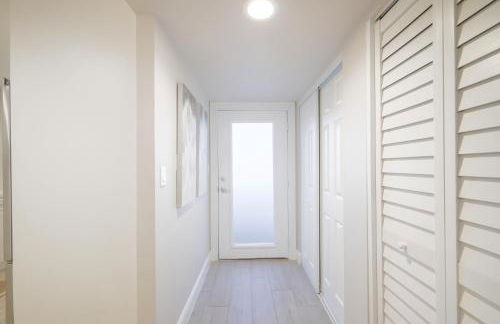 Boca Coastal Stay 2BR 2BA with Pool and Balcony - Foto 25