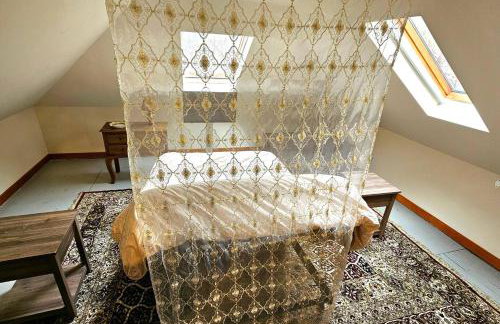 1920s Phoenicia Bungalow with Vintage Furnishings, Sauna, Fireplace, & Fenced Backyard - Foto 19