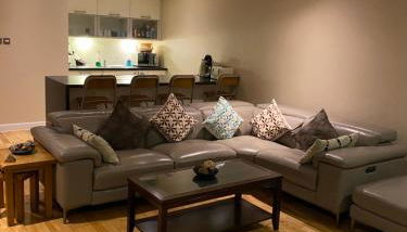 City Centre 2 bedroom apartment, secure parking. - Foto 4