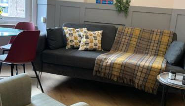 Beautiful 2-bed Study or Visit Flat - Photo 1