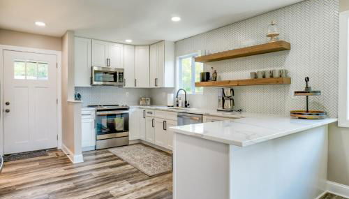 River Refresh - Waterfront with Spa on Placid Bay Luxury Vacation Rental by B Michaels Escapes - Foto 3, stove, dishwasher