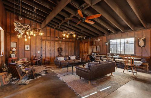 The Outlaw By The Cohost Company - Foto 66