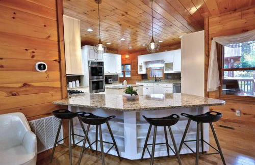 Luxury Cabin with Heated Pool, Hot-Tub & Deluxe Outdoors - Photo 28