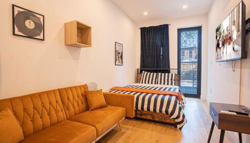 Stylish 2BD Brooklyn Retreat with Backyard & Basement - Foto 1