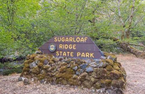 Modern Organic Home with Backyard Creek near State Park - Foto 35